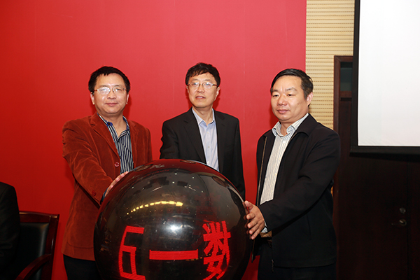 徐州市"双创"大赛办常务副主任吴建兴开启赛题